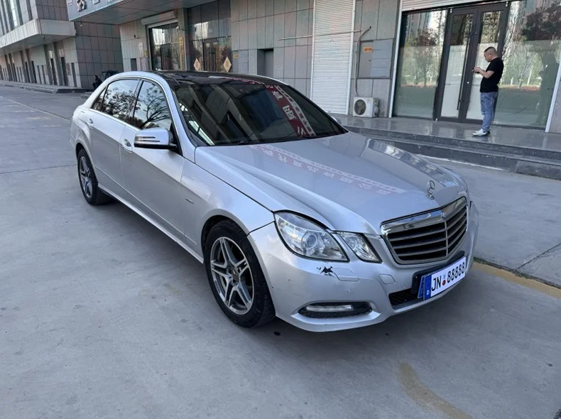 奔驰E 正面外观三