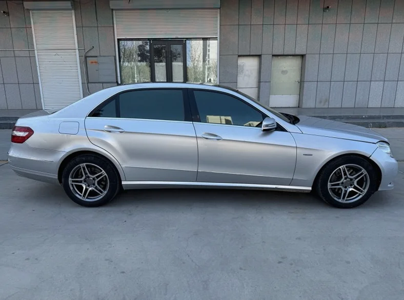 奔驰E 后面外观一