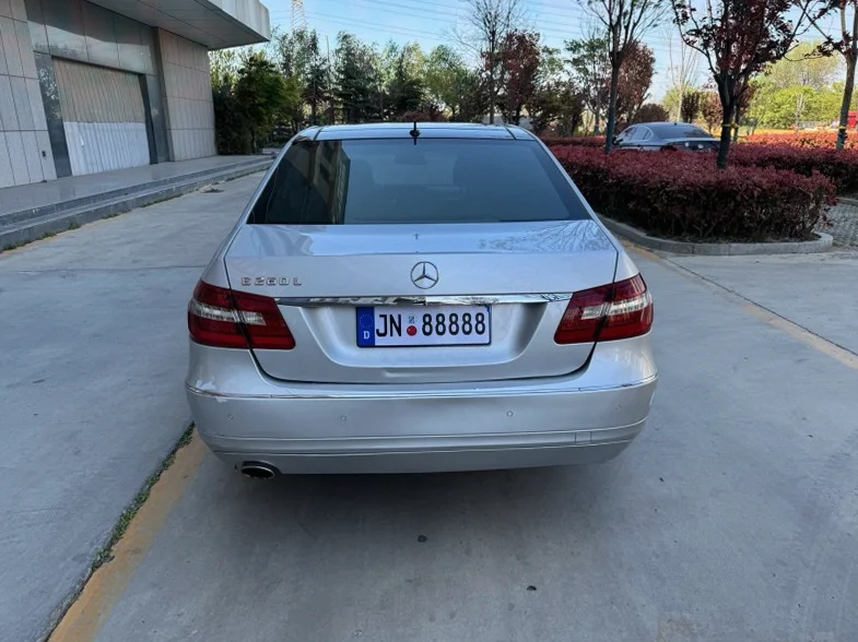 奔驰E 后面外观二