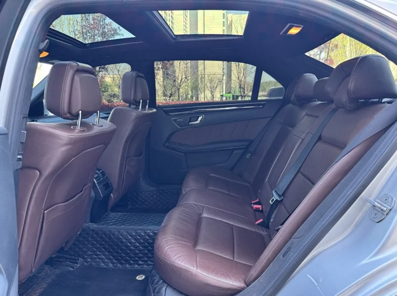 奔驰E 内饰后排