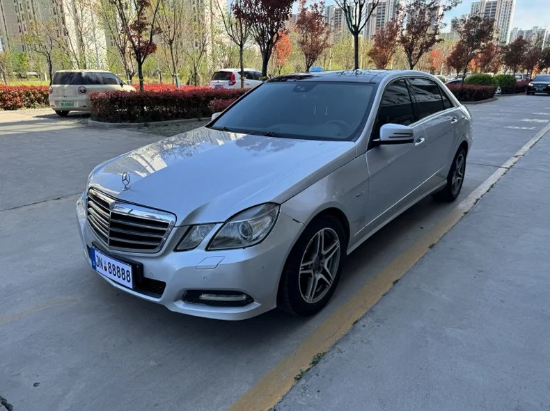 奔驰E 正面外观二