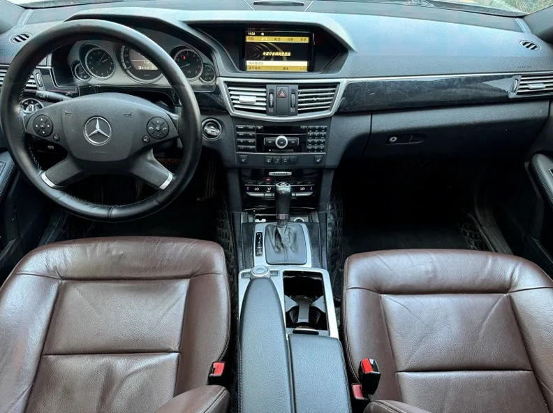 奔驰E 内饰前排