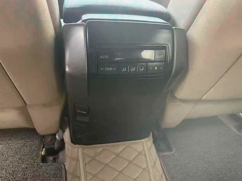 丰田普拉多 内饰前排