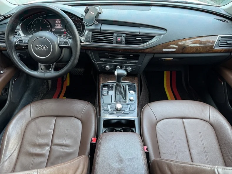 奥迪A7L 内饰前排