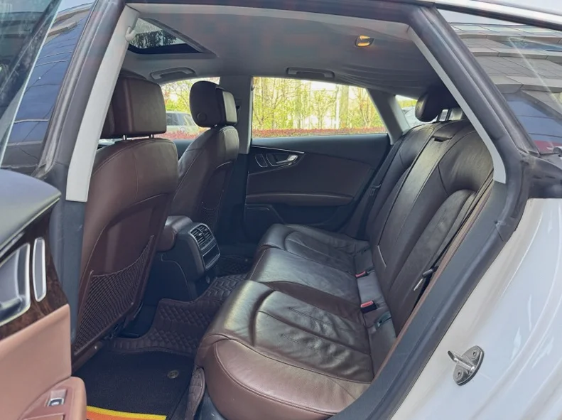 奥迪A7L 内饰后排