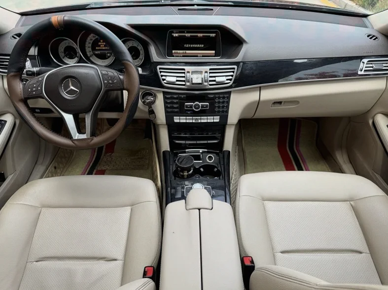 奔驰E 内饰后排