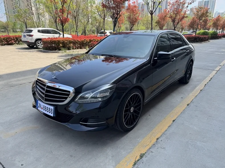 奔驰E 正面外观二