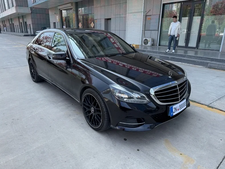 奔驰E 正面外观三