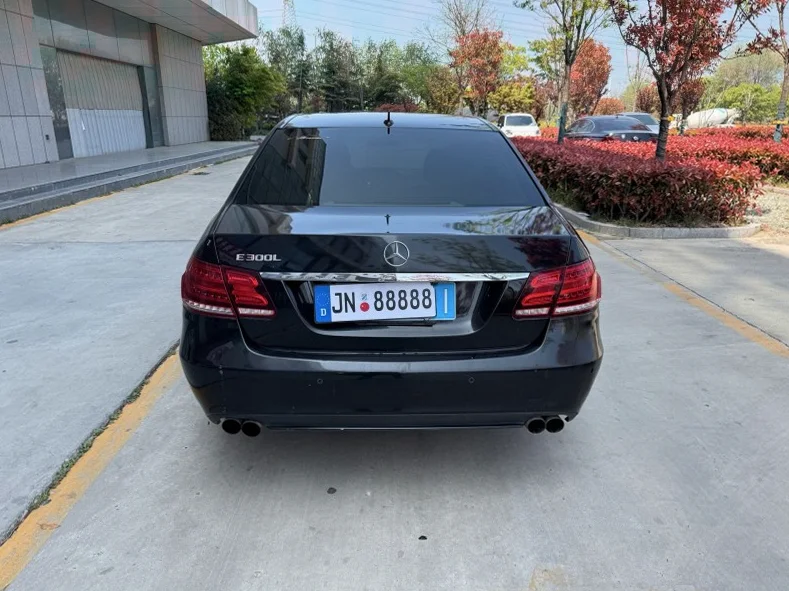 奔驰E 后面外观一