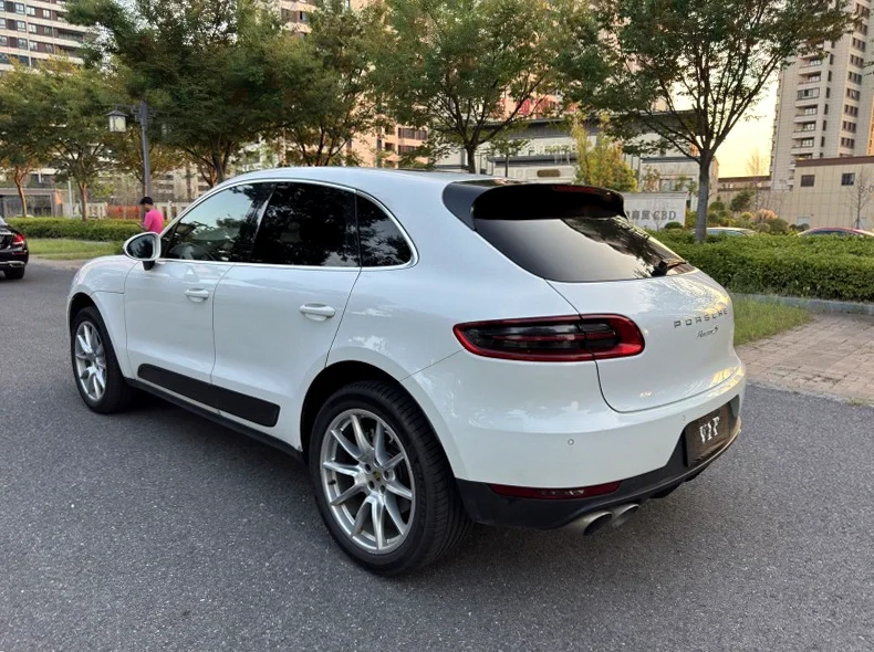 保时捷Macan 后面外观三