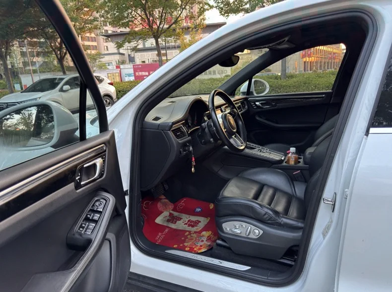 保时捷Macan 后面外观一