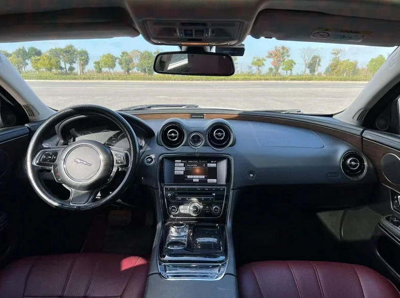 捷豹XJL 内饰前排