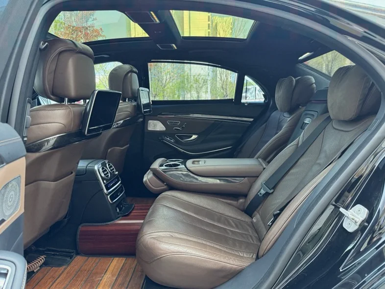 奔驰S 内饰前排