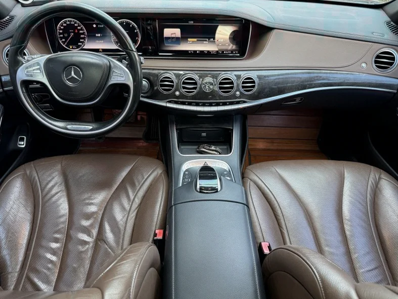 奔驰S 后面外观一