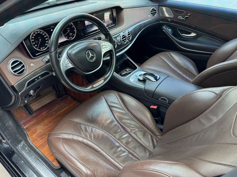 奔驰S 内饰后排