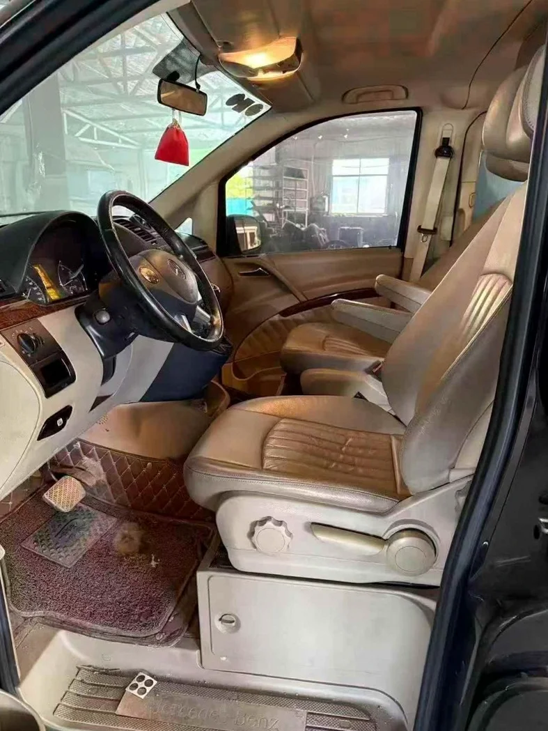 奔驰唯雅诺 后面外观一