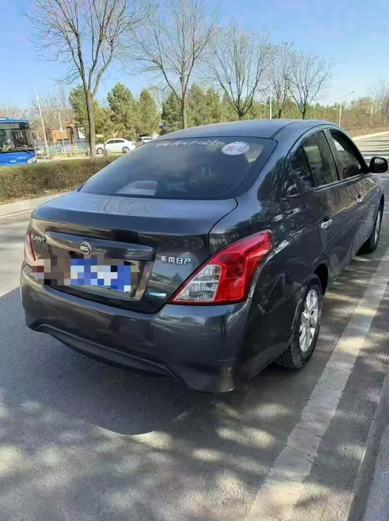 日产阳光 驾驶室