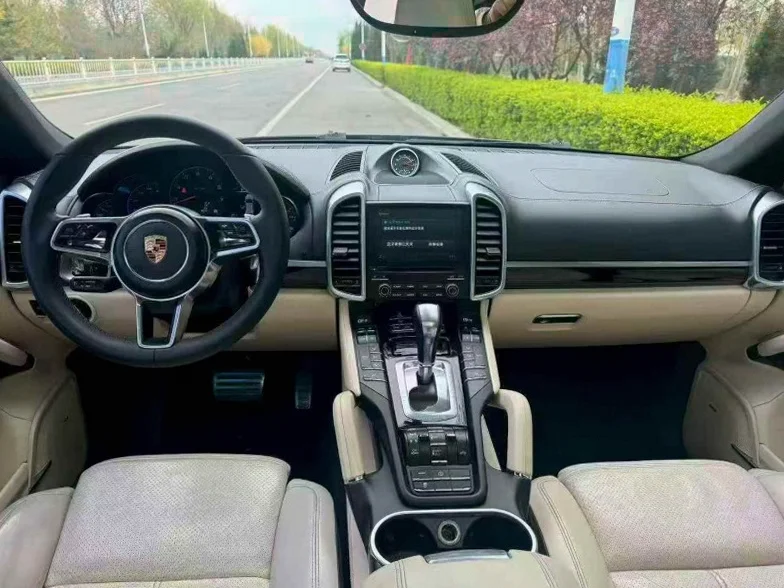 保时捷卡宴 后面外观一