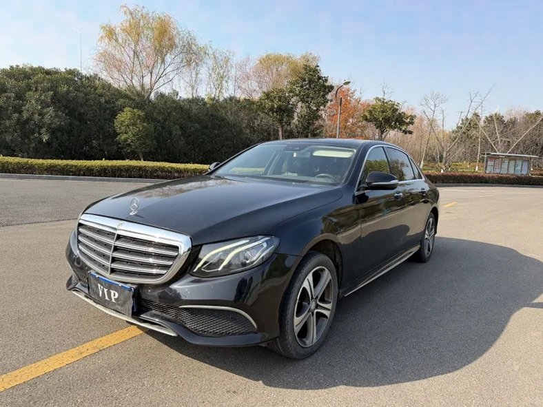 奔驰E 正面外观三