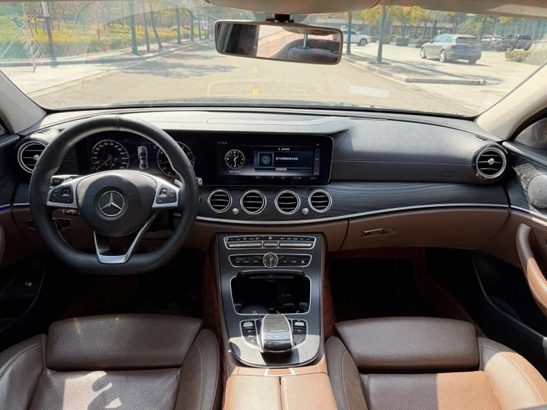 奔驰E 内饰后排