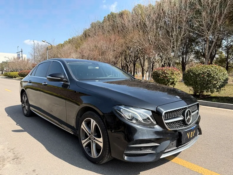 奔驰E 正面外观二