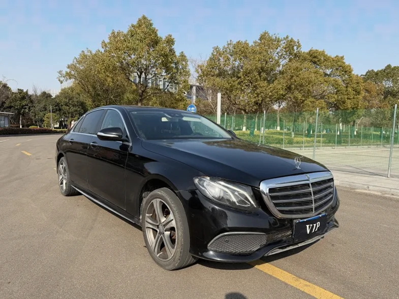 奔驰E 正面外观二