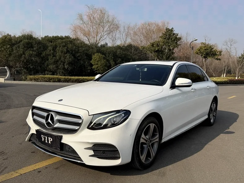 奔驰E 正面外观三