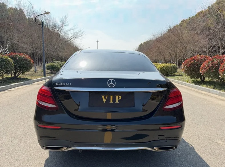 奔驰E 后面外观三