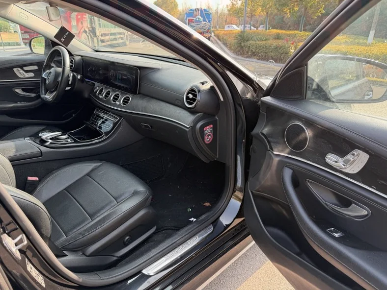 奔驰E 内饰后排