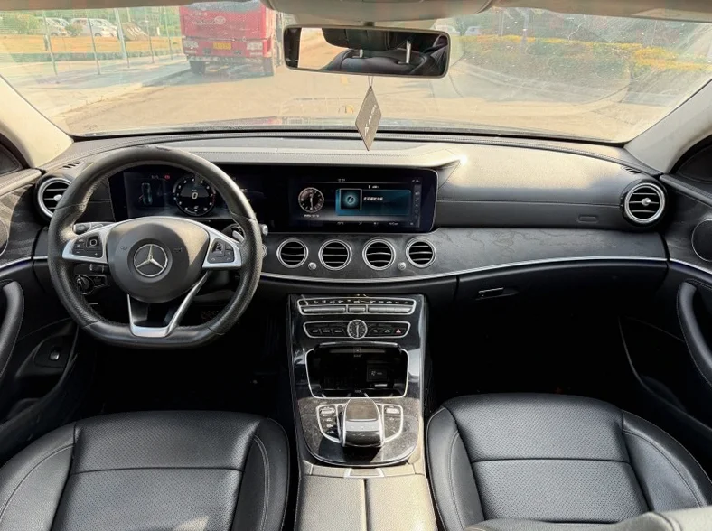 奔驰E 内饰前排