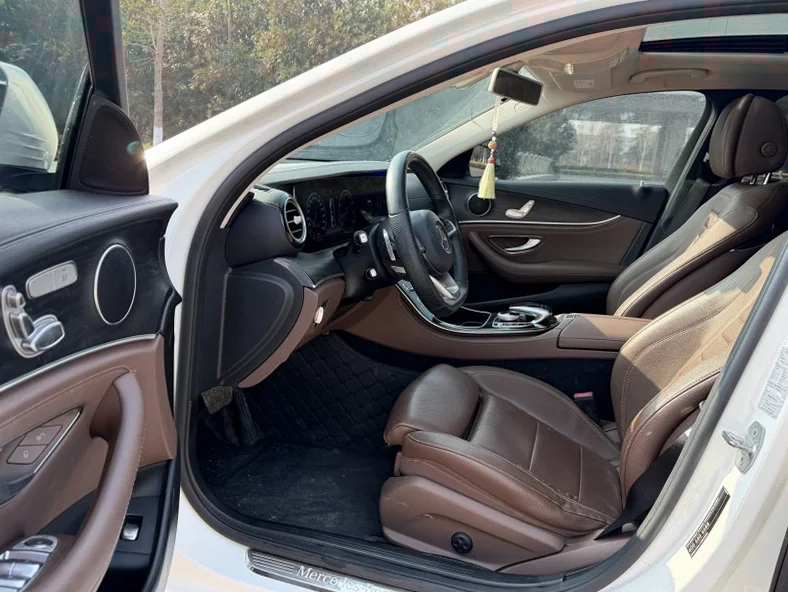 奔驰E 后面外观一