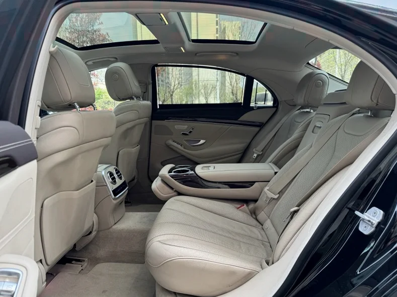 奔驰S 内饰后排