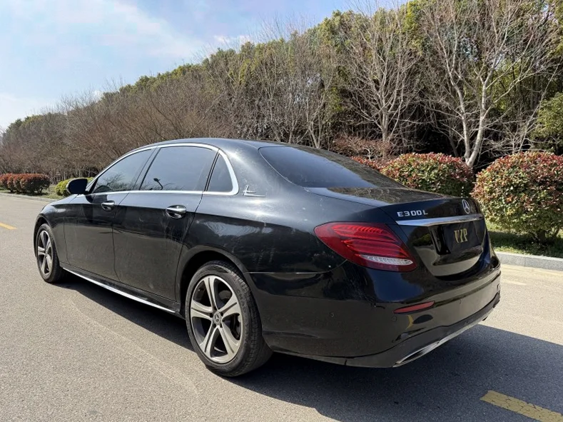 奔驰E 后面外观二