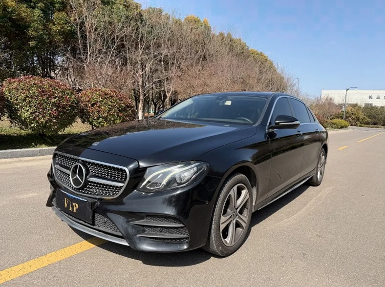 奔驰E 正面外观三