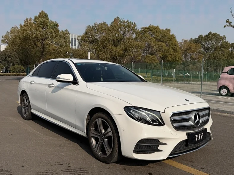 奔驰E 正面外观二