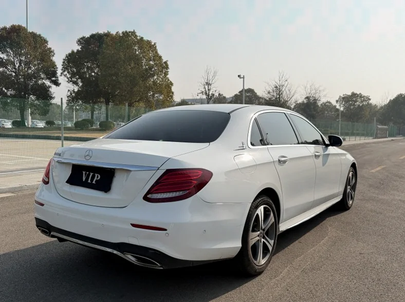 奔驰E 后面外观二