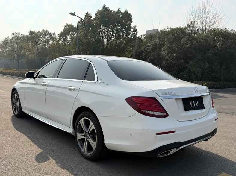 奔驰E 后面外观三