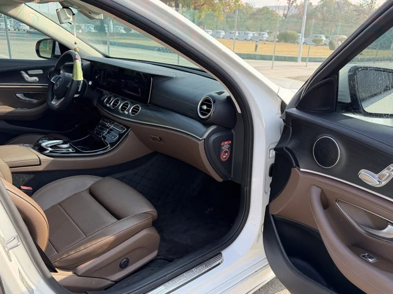 奔驰E 内饰后排