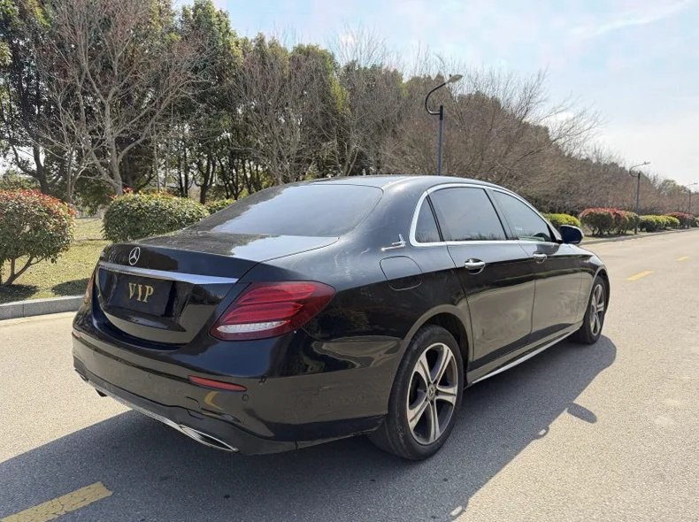 奔驰E 后面外观一