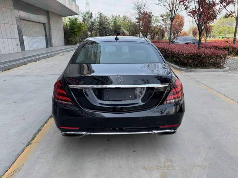 奔驰S 后面外观二