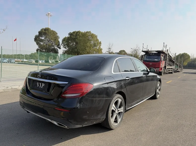 奔驰E 后面外观二