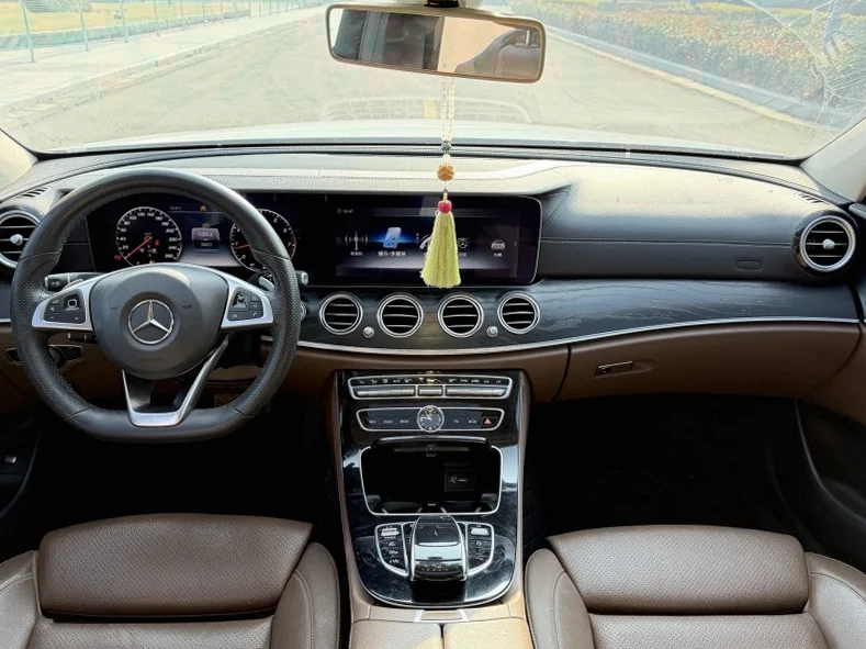 奔驰E 内饰前排