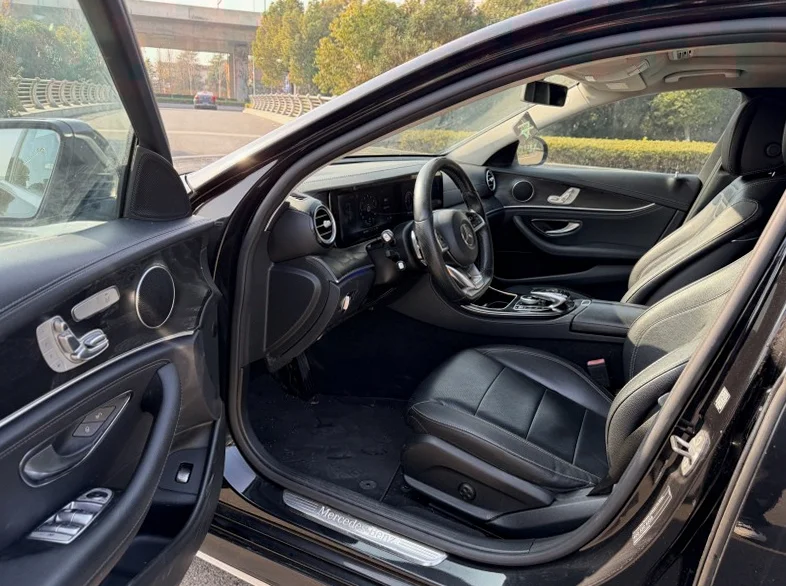 奔驰E 后面外观一