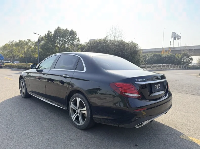 奔驰E 后面外观三