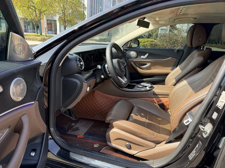 奔驰E 内饰前排