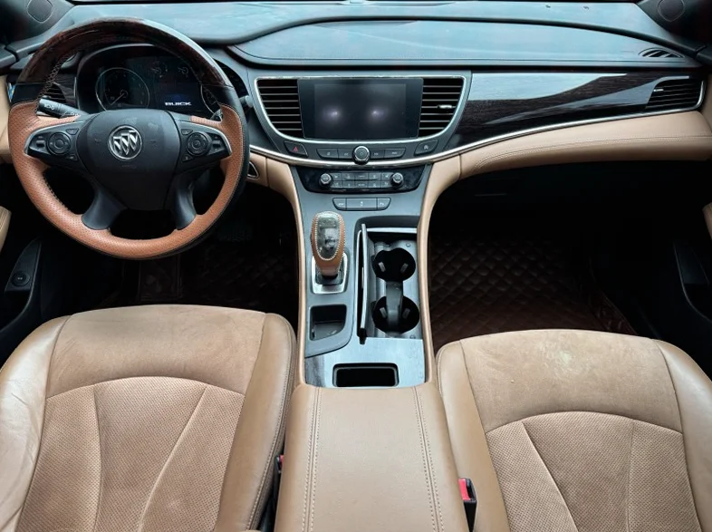 别克君越 内饰前排