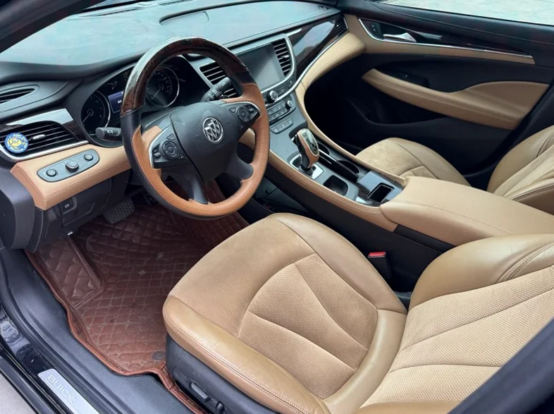 别克君越 驾驶室