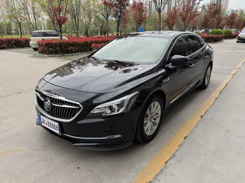 别克君越 正面外观二