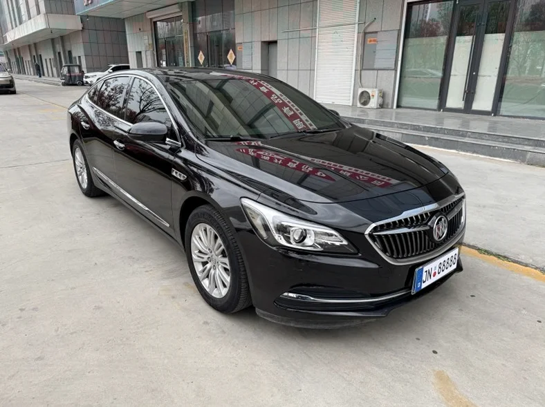 别克君越 正面外观三