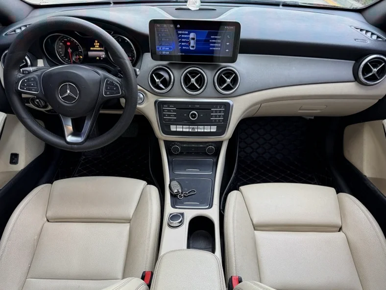 奔驰CLA 内饰前排